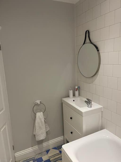 Lovely 2 Bedroom Ground Floor Flat With Garden. 伦敦 外观 照片