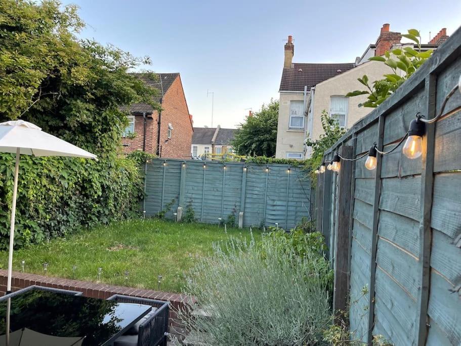 Lovely 2 Bedroom Ground Floor Flat With Garden. 伦敦 外观 照片