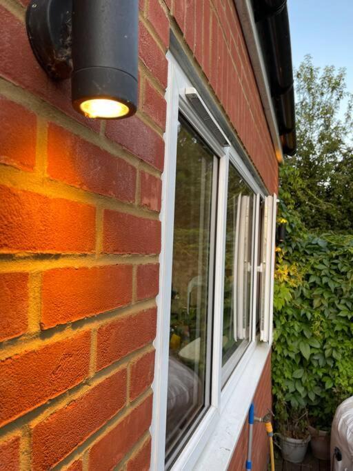Lovely 2 Bedroom Ground Floor Flat With Garden. 伦敦 外观 照片