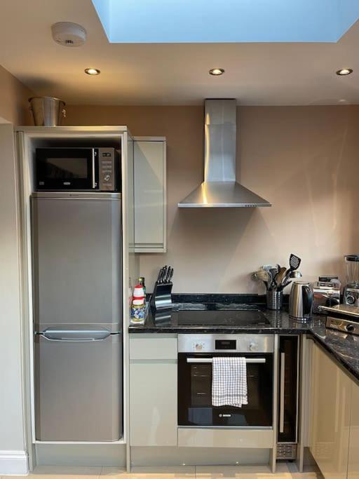 Lovely 2 Bedroom Ground Floor Flat With Garden. 伦敦 外观 照片